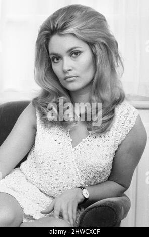 Alexandra Bastedo, actrice britannique, photographiée chez elle à Londres, vendredi 3rd janvier 1969. Alex joue le rôle d'agent secret Sharron Macready dans la série d'aventures de science-fiction d'espionnage britannique The Champions. Banque D'Images