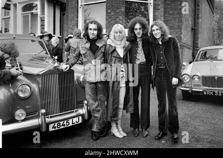 Noel Redding qui a joué dans le groupe Jimi Hendrix Experience avec la mariée Susan Fonsby photographiée après leur mariage par une Rolls Royce car. Novembre 1969 Z10723 Banque D'Images