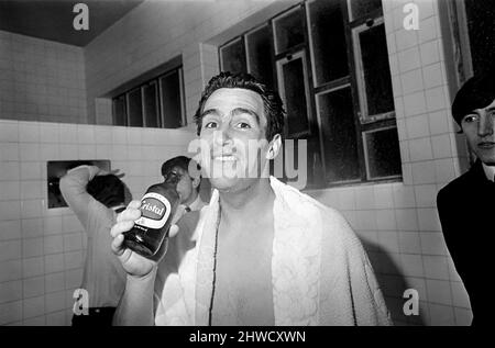 Sport-football Inter City Fairs Cup: Oporto contre Newcastle United. Le courageux capitaine Bobby Moncur, le capitaine de Newcastle, se moque de plaisir après le match. Il a joué avec la grippe et est resté jusqu'à la fin du jeu jouant un grand capitaine. Du 1969 Z11869 au 005 novembre Banque D'Images