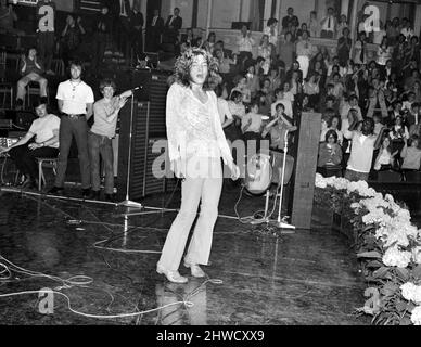 Le chanteur principal Robert Plant du groupe de rock LED Zeppelin se présentant sur scène lors d'un concert au Royal Albert Hall de Londres en juin 1969 Banque D'Images