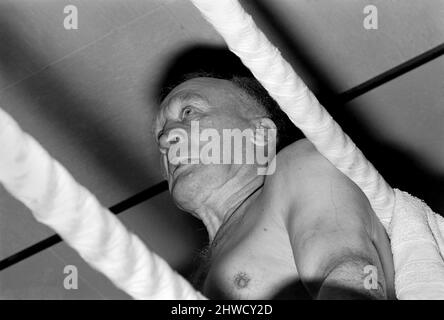 73 ans, et encore en boxe, Fred Oldham, une Shirley, Birmingham, Cochon Farmer, est membre de Birmingham Old Time Boxers Association - un groupe d'anciens boxeurs qui se rencontrent régulièrement à Birmingham et des tournois de scène entre eux. Fred Oldham, 73 ans, dans le coin « rouge », attend la cloche pour le début d'un tour. Du 1969 Z11622 au 002 décembre Banque D'Images