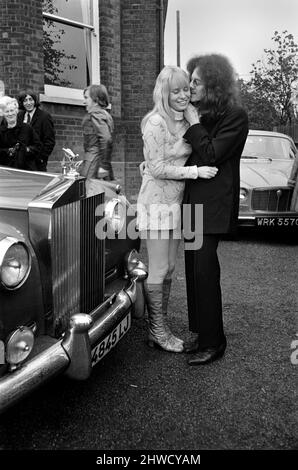 Noel Redding qui a joué dans le groupe Jimi Hendrix Experience avec la mariée Susan Fonsby photographiée après leur mariage par une Rolls Royce car. Du 1969 Z10723 au 006 novembre Banque D'Images