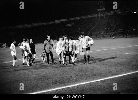 Sport-football Inter City Fairs Cup: Oporto contre Newcastle United. Dyson, le Newcastle en avant, est à moitié traîné et à moitié transporté sur le terrain par deux joueurs de Porto pour recevoir un traitement tandis que wyn Davies tente des arrêter. Du 1969 Z11869 au 008 novembre Banque D'Images