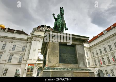 Vienne, Autriche - 14 juillet 2021 : Vienne, Autriche. Statue équestre avec inscription Joseph II, empereur romain Saint sur la place Josefsplatz. Sculpteur Fran Banque D'Images