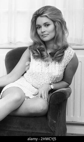 Alexandra Bastedo, actrice britannique, photographiée chez elle à Londres, vendredi 3rd janvier 1969. Alex joue le rôle d'agent secret Sharron Macready dans la série d'aventures de science-fiction d'espionnage britannique The Champions. Banque D'Images