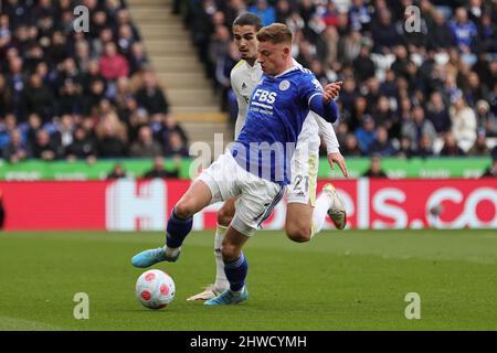 LEICESTER, ANGLETERRE - MARS 05: Harvey Barnes de Leicester City sous la pression de Pascal Struijk de Leeds United lors du match de Premier League entre Leicester City et Leeds United au King Power Stadium le 5 mars 2022 à Leicester, Royaume-Uni. (Photo de James HolyOak/MB Media) Banque D'Images