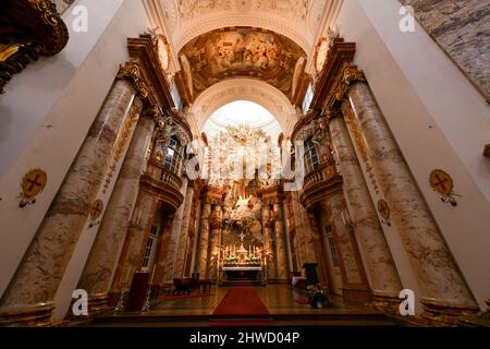 Vienne, Autriche - 15 juillet 2021 : dôme et intérieur de la Karlskirche (St. Eglise Charles) à Vienne, Autriche. Banque D'Images