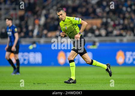 Milan, Italie. 04th mars 2022. L'arbitre Livio Marinelli a vu dans la série Un match entre Inter et Salernitana à Giuseppe Meazza à Milan. (Crédit photo : Gonzales photo/Alamy Live News Banque D'Images