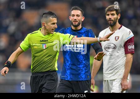 Milan, Italie. 04th mars 2022. L'arbitre Livio Marinelli a vu dans la série Un match entre Inter et Salernitana à Giuseppe Meazza à Milan. (Crédit photo : Gonzales photo/Alamy Live News Banque D'Images
