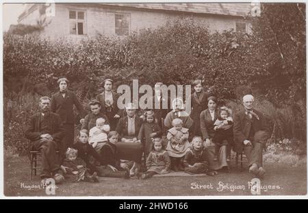 Réfugiés belges dans Street, Somerset, pendant la première Guerre mondiale. Le groupe comprend des hommes, des femmes et des enfants (y compris des bébés) photographiés dans le jardin d'une grande maison. Les membres de la famille de Baecke étaient parmi les réfugiés belges qui se sont réfugiés dans Street Banque D'Images