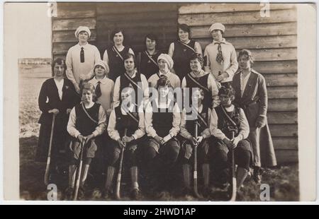 L'équipe de hockey 'C' Shift, Gretna, Écosse, 18 mars 1918 : les travailleuses de munitions de H.M. Factory, Gretna, la plus grande usine de cordite du Royaume-Uni pendant la première Guerre mondiale Banque D'Images