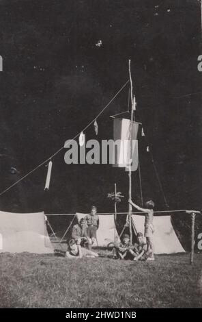 Archive historique image sur les scouts jeunes et adultes à un Jamboree, camp de scouts avec drapeau hongrois ou italien à 1930s. Banque D'Images