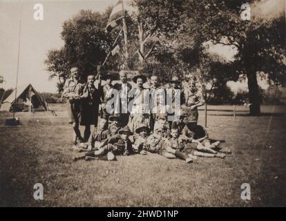 Archive historique image sur les scouts jeunes et adultes à un Jamboree, camp de scouts avec drapeau hongrois à 1920s. Banque D'Images