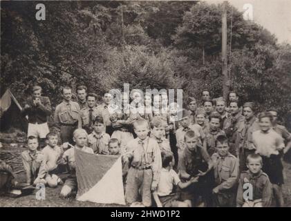 Archive historique image sur un groupe de jeunes scouts garçons et scouts adultes juste avant un voyage en plein air à 1930s Banque D'Images