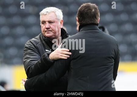 Shota Arveladze, responsable de Hull City, fait l'affaire Steve Bruce, responsable de West Bromwich Albion après le match Banque D'Images