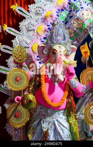 Howrah, Bengale-Occidental, Inde - 24th octobre 2020 : visage de Lord Ganesha à la décoration Durga Puja pandal, festival Durga Puja de nuit. Prise de vue sous couleur Banque D'Images