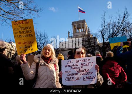 Berlin, Allemagne. 05th mars 2022. Allemagne, Berlin, 05 mars 2022: Des manifestants pro-russes solidaires des artistes Gergiew, Netrebko ainsi que du directeur du Théâtre militaire russe Emir Kusturica en tant que membres du Rundfunkchor Berlin (Berlin radio Choir) Chantez en solidarité avec l'Ukraine devant l'ambassade de Russie dans le centre de Berlin pour protester contre l'invasion russe en cours de l'Ukraine. (Photo de Jan Scheunert/Sipa USA) crédit: SIPA USA/Alay Live News Banque D'Images