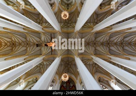 Munich, Allemagne - 20 juillet 2021 : le plafond complexe dans le style rococo décorant l'intérieur de la cathédrale Frauenkirche à Munich, Allemagne. Banque D'Images