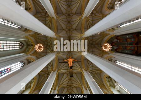 Munich, Allemagne - 20 juillet 2021 : le plafond complexe dans le style rococo décorant l'intérieur de la cathédrale Frauenkirche à Munich, Allemagne. Banque D'Images