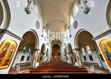 Munich, Allemagne - 20 juillet 2021 : intérieur de l'église paroissiale de Saint Anna im Lehel. L'église a été construite en 1887-1892 par la conception de Gabriel von Seidl. Banque D'Images