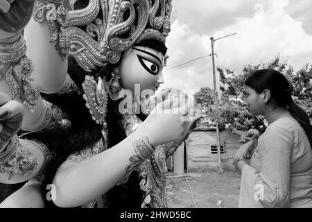 Howrah, Bengale-Occidental, Inde- 9th octobre 2019: Vijayadashami, fille hindoue bengali non mariée offrant sa prière à la déesse Durga. Durga Puja festival tr Banque D'Images