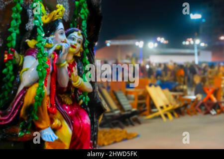 Image floue de Kolkata, Bengale-Occidental, Inde. Lord Krishna jouant de la flûte et Radha souriant, poupées en terre cuite faites à Krishnanagar, Nadia, Bengale-Occidental, Banque D'Images