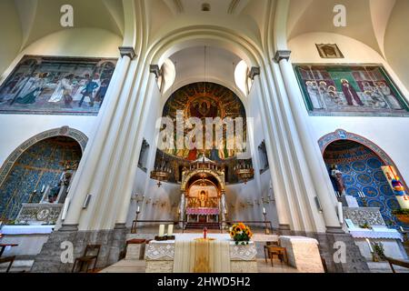 Munich, Allemagne - 20 juillet 2021 : intérieur de l'église paroissiale de Saint Anna im Lehel. L'église a été construite en 1887-1892 par la conception de Gabriel von Seidl. Banque D'Images