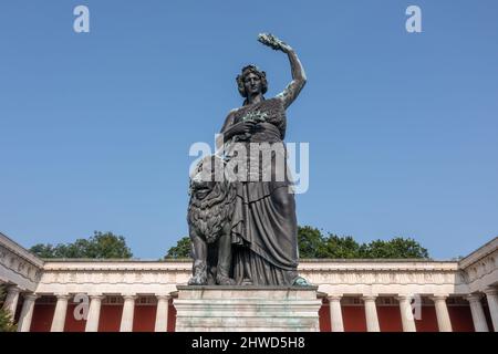 Munich, Allemagne - 20 juillet 2021 : Statue de la Bavière et Ruhmeshalle (Temple de la renommée) à Munich, Allemagne, Theresienwiese. La statue a été construite en 1850. Banque D'Images