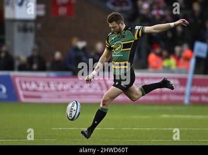 Gloucester, Royaume-Uni. 05th mars 2022. Rugby, premier ministre. Gloucester Rugby V Northampton Saints. Stade Kingsholm. Gloucester. DaN Biggar (Northampton Saints) donne son coup de pied lors du match de rugby Gloucester Rugby V Northampton Saints Gallagher Premiership. Credit: Sport en images/Alamy Live News Banque D'Images