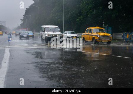 Kolkata, Bengale-Occidental, Inde - 17th août 2019 : image prise par des gouttes de pluie tombant sur verre humide, voitures en attente de signalisation - Monsoon stock ima Banque D'Images