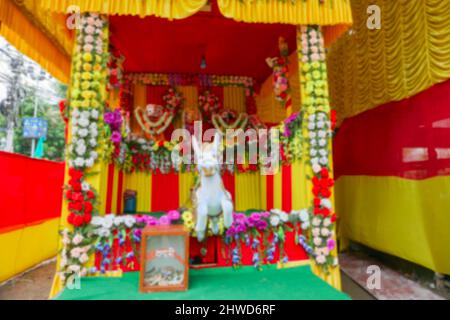 Image floue de Howrah, Bengale-Occidental, Inde. Argent pour le culte - écrit sur la boîte de collecte à bengali, Idol de Dieu Jagannath, Balaram et Suvodra. Banque D'Images