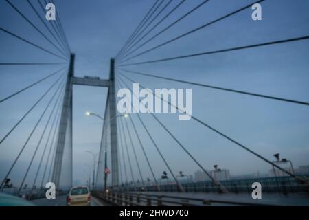 Image floue de Howrah, Bengale-Occidental, Inde. 2nd Hoogly Bridge, vidyasagar setu à l'heure bleue. Image de la banque de mousson. Banque D'Images