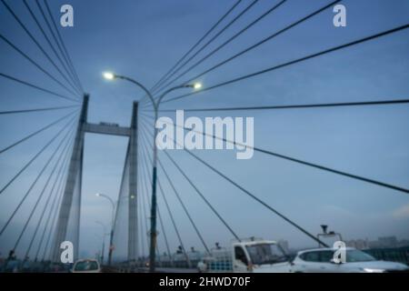 Image floue du pont Hoogly 2nd, vidyasagar setu à l'heure bleue. Image de la banque de mousson. Banque D'Images