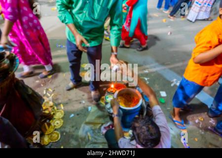 Image floue de Howrah, Bengale-Occidental, Inde. Ghoti garam , un délicieux plat alimentaire bengali indien en bord de route, préparé et vendu à bengali nouvelle année Banque D'Images