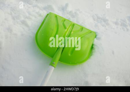 Pelle pour la neige. Pelle verte pour dégager la voie de la neige. Équipement du jardinier. Banque D'Images