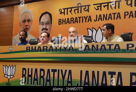 New Delhi, Inde. 05th mars 2022. Amit Shah (2nd à droite), ministre de l'intérieur indien et dirigeant principal du BJP, vu lors d'une conférence de presse conjointe au siège du parti BJP. Il a déclaré que le parti BJP forcerait à nouveau un gouvernement dans l'Uttar Pradesh avec la majorité à la mode et a ajouté qu'il forcerait à nouveau des gouvernements dans quatre États : Uttar Padesh, Uttarakhand, Goa et Manipur. Au Punjab, BJP se porte bien. Bharatiya Janta Party (BJP) (photo de Naveen Sharma/SOPA Images/Sipa USA) Credit: SIPA USA/Alay Live News Banque D'Images