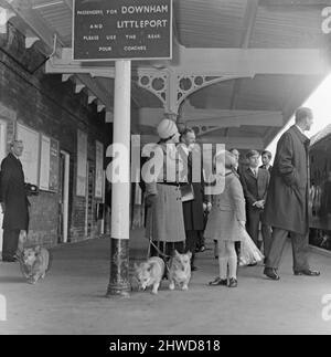 La famille royale à Noël et le nouvel an. La photo montre la reine Elizabeth II, le prince Philip et à l'arrière le prince Charles, arrivant à la gare de Sandringham, ayant pris le train Royal de la gare de Liverpool Street. La famille royale qui passera son nouvel an à Sandringham, Norfolk. Photo prise le 30th décembre 1970 Banque D'Images