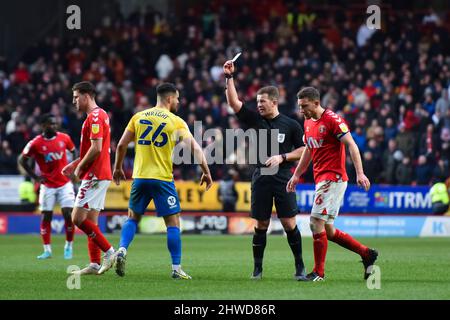 LONDRES, ROYAUME-UNI. 5th MARS Bailey Wright de Sunderland est présenté une carte jaune par l'arbitre Anthony Backhouse lors du match Sky Bet League 1 entre Charlton Athletic et Sunderland à la Valley, Londres, le samedi 5th mars 2022. (Credit: Ivan Yordanov | MI News) Credit: MI News & Sport /Alay Live News Banque D'Images