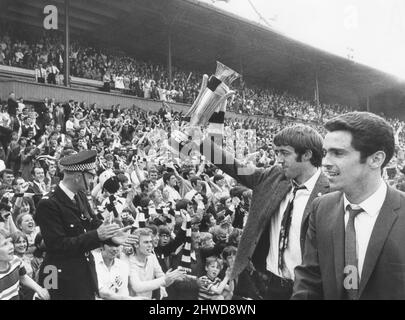 Newcastle United Homecoming après avoir remporté la coupe Inter-Cities Fairs en 1969, avec une victoire globale de 6-2 sur Ujpest FC of Hungary, jeudi 12th juin 1969. Notre photo montre ... trophée en perlée devant les fans dans le parc emballé St James. Banque D'Images