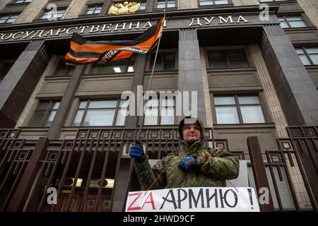 Région de Moscou, Russie. 5th mars 2022, l'activiste du mouvement russe de libération nationale (NOD) se tient dans un piquet unique à l'entrée de la Douma d'Etat de la Fédération de Russie pour soutenir le président Vladimir Poutine dans le centre de Moscou, en Russie. La bannière lit 'pour l'Armée! Banque D'Images