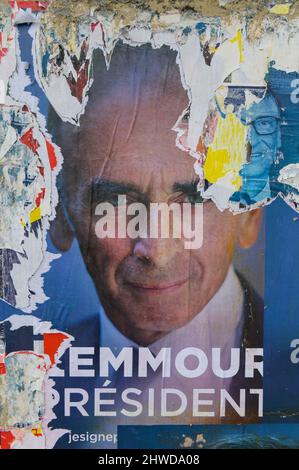 L'affiche électorale d'Eric Zemmour, candidat à l'élection présidentielle française de 2022, est déchirée et déchirée par les opposants. De nombreuses affiches d'Eric Zemmour et de groupes d'extrême droite ont été publiées dans les villages du Var autour de Toulon. Ces collages correspondent à l'annonce d'une importante réunion politique le 06 mars 2022 à Toulon où le candidat Eric Zemmour, de la Reconquete! Parti, espère rassembler plus de 7000 personnes et devrait annoncer la ralliement de Marion Maréchal - le Pen derrière sa candidature. Banque D'Images