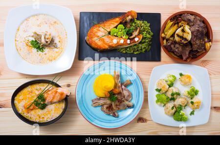 Vue de dessus de l'ensemble de plats traditionnels de la cuisine norvégienne sur fond de bois. Banque D'Images