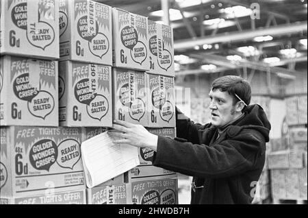 Des chips pour la vie ! Un employé d'entrepôt à l'entrepôt Golden Wonder à Bothwell vu ici en train de passer une commande. Janvier 3rd 1970 Banque D'Images