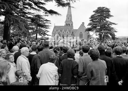 Rolling Stones: Fans à Brian Jones funérailles à Cheltenham. 10 juillet 1969 Banque D'Images
