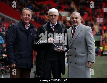 Alan Curbishley, ancien directeur de Charlton Athletic, et Keith Peacock, ambassadeur de Charlton Athletic, (à droite), avec Chris Parkes, secrétaire du club de Charlton Athletic, qui prend sa retraite après 34 ans au club, lors d'une présentation sur le terrain à mi-temps lors du match Sky Bet League One à la Valley, Londres. Date de la photo: Samedi 5 mars 2022. Banque D'Images