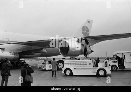 Le Boeing 747 de 361 passagers arrive à l'aéroport de Heathrow. Le premier Boeing 747 Jumbo à voler vers la Grande-Bretagne est arrivé en toute sécurité de New York. Le jet géant a une vitesse de croisière de 625 mph et devrait réduire le trajet de New York à Londres de 30 minutes. 12th janvier 1970. Banque D'Images