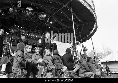 La coutume vieille de 300 ans de tenir un service de foire le Vendredi Saint a été ravivée à Watford, dans le Hertfordshire, dans l'après-midi. Les gens du parc d'expositions de la célèbre Funfair de Flanagan se sont réunis pour chanter les hymnes dans le parc Cassiobury, à Watford, et pour écouter une pièce de groupe populaire locale. Ils étaient accompagnés d'un joyeux tour par des prédicateurs locaux de chaque confession. 28th mars 1970. Banque D'Images