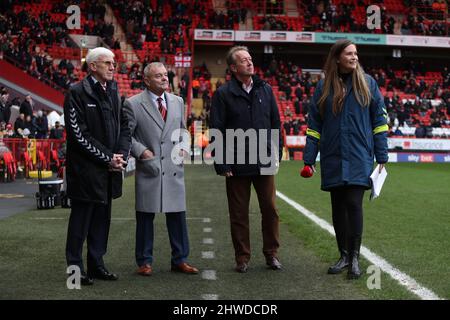 L'ancien directeur de Charlton Athletic Alan Curbishley (deuxième à droite) et l'ambassadeur de Charlton Athletic Keith Peacock (deuxième à gauche) avec le secrétaire du club d'athlétisme de Charlton Chris Parkes (à gauche), Qui prend sa retraite après 34 ans au club, lors d'une présentation sur le terrain à mi-temps lors du match Sky Bet League One à la Valley, Londres. Date de la photo: Samedi 5 mars 2022. Banque D'Images