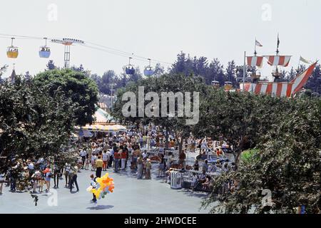 Scènes au parc à thème Disneyland à Anaheim, Californie, États-Unis. Juin 1970. Banque D'Images