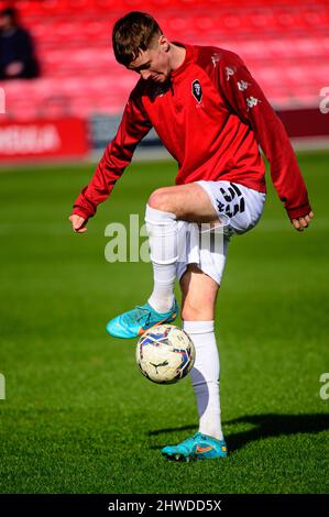 SALFORD, ROYAUME-UNI. 5th MARS Tom King de Salford City FC se réchauffe lors du match Sky Bet League 2 entre Salford City et Forest Green Rovers à Moor Lane, Salford, le samedi 5th mars 2022. (Credit: Ian Charles | MI News) Credit: MI News & Sport /Alay Live News Banque D'Images